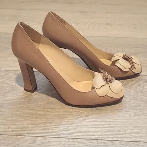 Kate Spade New York tan color shoe with floral accent size 9